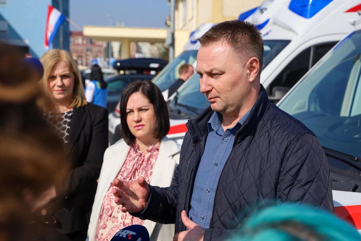 Ključeve je ravnateljici ustanove dr. Ivi Plevnik Žaja uručio župan Marko Marušić