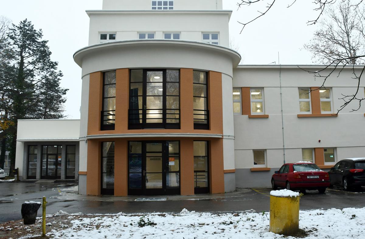 Uređenje zgrade, koja je zaštićeno kulturno dobro, provedeno je u suradnji Sisačko-moslavačke županije i Konzervatorskog odjela Sisak Ministarstva kulture i medija, a obnova se odvijala u dvije faze kako bi se zadržao kontinuitet pružanja zdravstvenih usluga