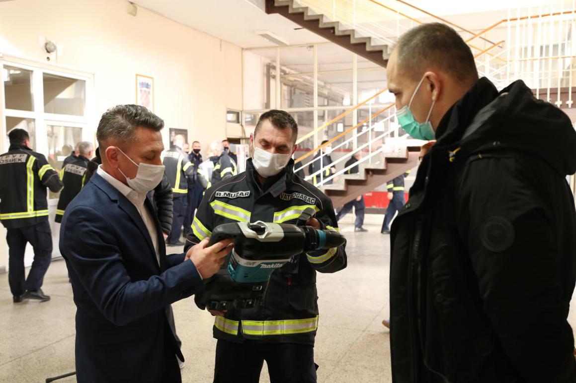 Župan posjetio JVP grada Osijeka, poklonio im bušilicu