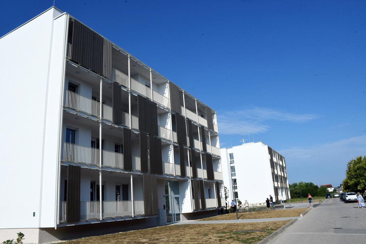 storyeditor/2025-07-24/sisak_a_slager_nikola_cutuk_pixsell_PXL_240725_135892632.jpg STANOVI su namijenjeni privremenom smještaju građana čiji su domovi stradali u potresu, a u budućnosti će služiti i za zbrinjavanje obitelji u potrebi te za kadrove od posebne važnosti