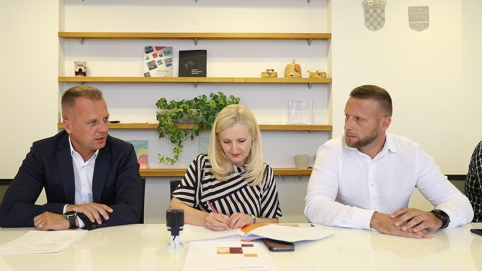 Ravnateljica zavoda Lahorka Weiss potpisala je s izvođačem radova ugovor vrijedan 4,66 milijuna eura