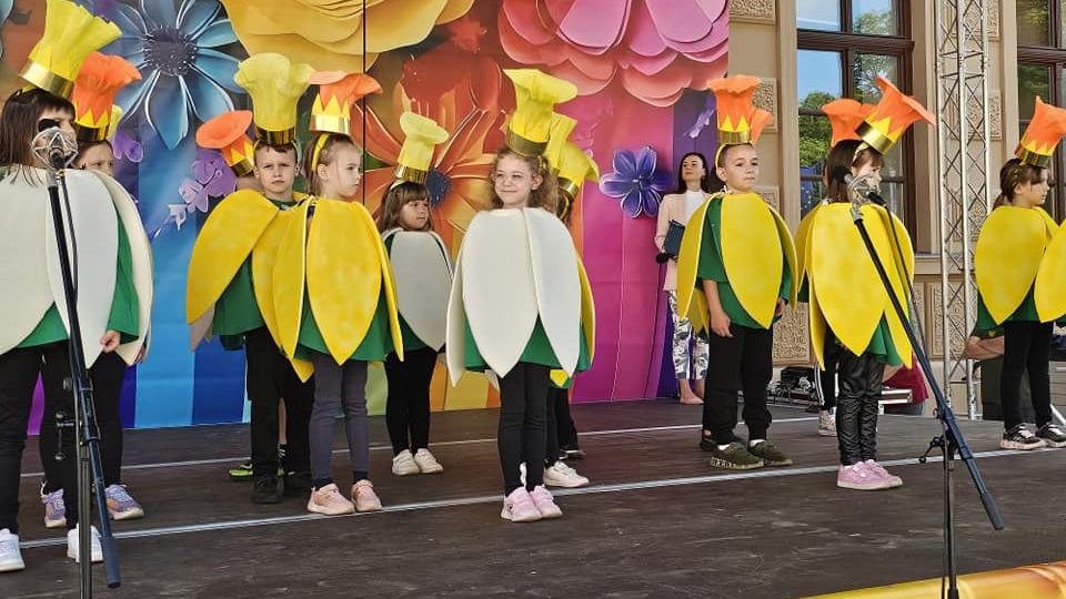 Mališani su okupljenima pokazali svoje pripremljene maske, a pri tome su recitirali i plesali