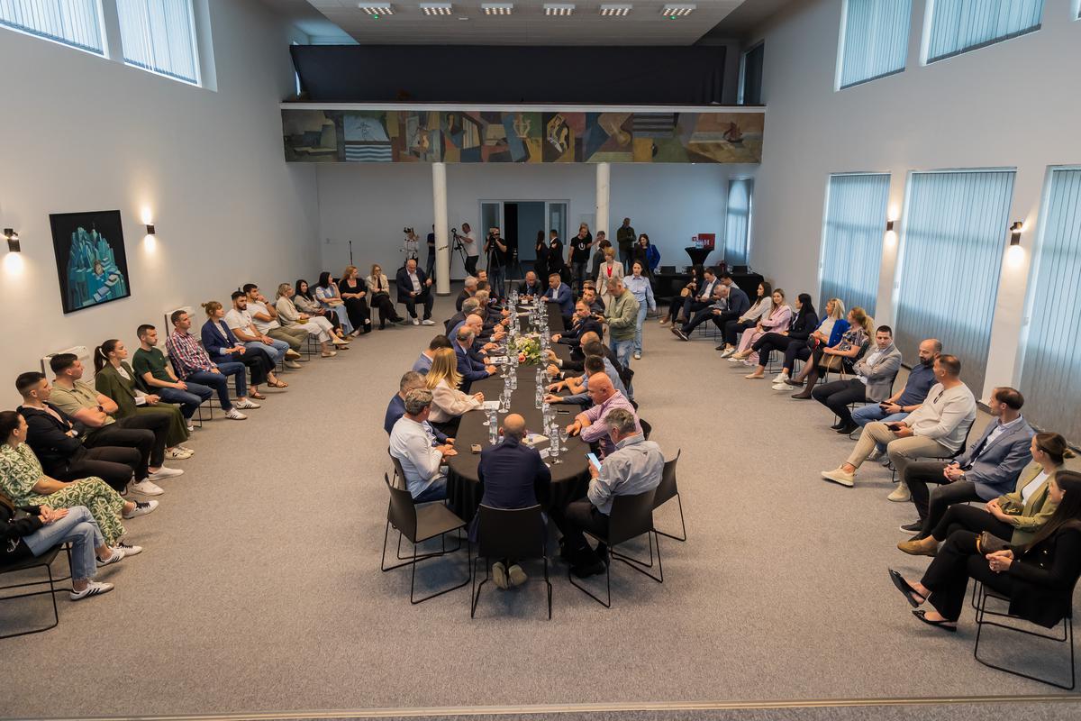 storyeditor/2025-05-09/PXL_080525_132392852.jpg U DOMU KULTURE okupili su se gradonačelnici gradova i načelnicisu općina s područja županije