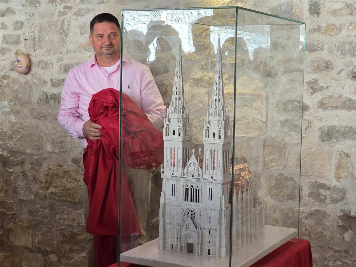 Minijatura zagrebačke katedrale u crkvi u Pučišćima