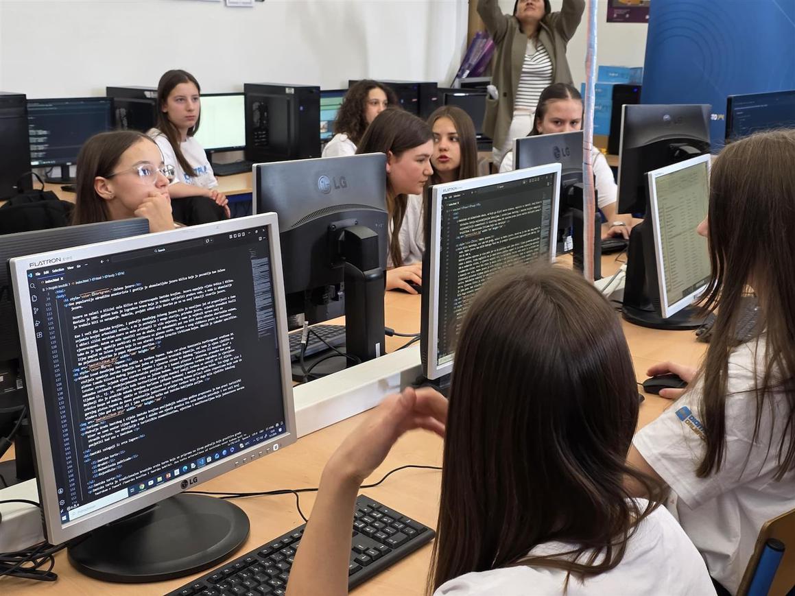Imotskim učenicima 15 računala na kojima će brusiti digitalne vještine