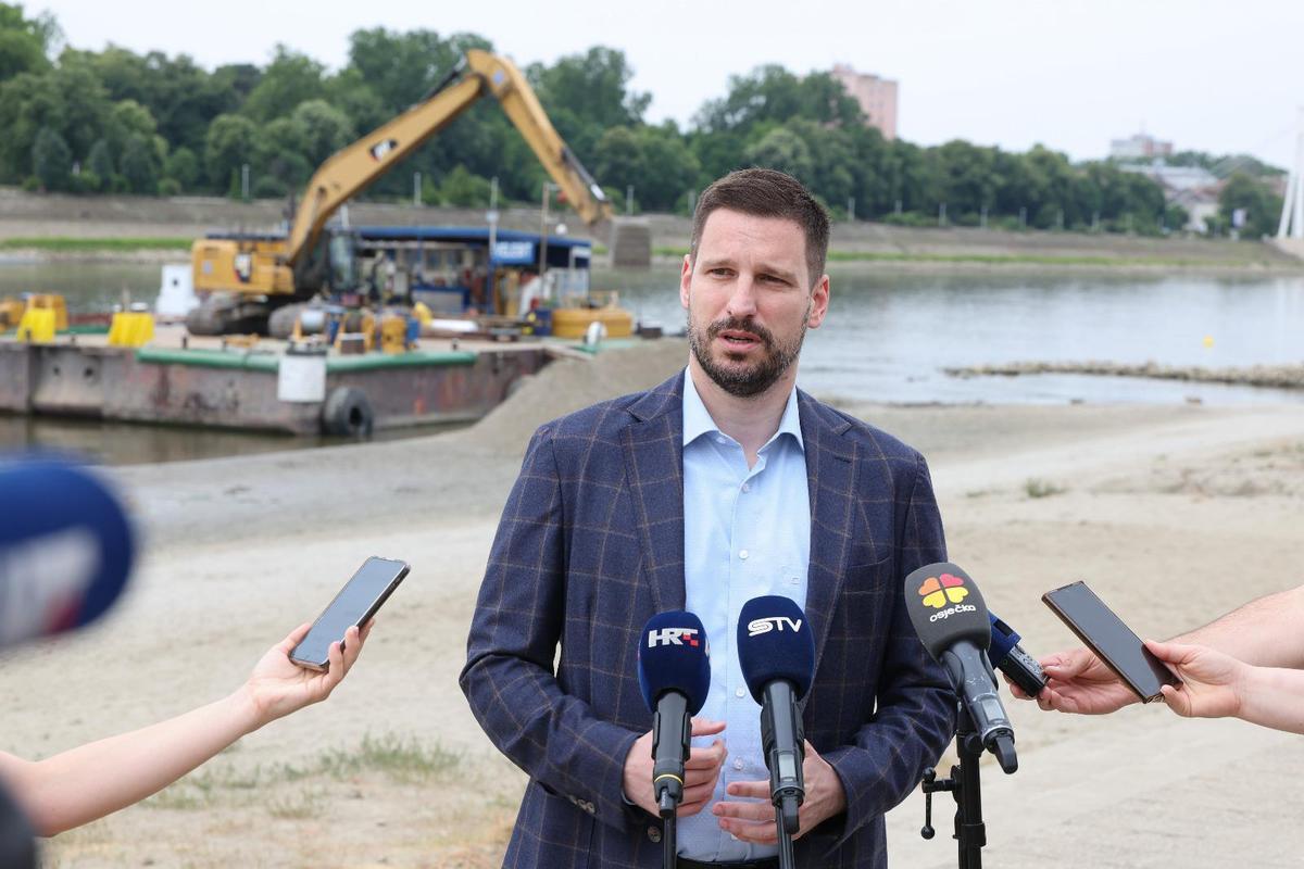 storyeditor/2025-06-21/Nasipavanje_pijesak_2.jpeg KUPALIŠNA sezona na bazenima Kopike otvorena je 15. lipnja, a već prvog dana zabilježeno je 1417 posjetitelja. Ova je plaža omiljeno mjesto Osječanki i Osječana, a posjećuju je i brojni stanovnici okolnih mjesta