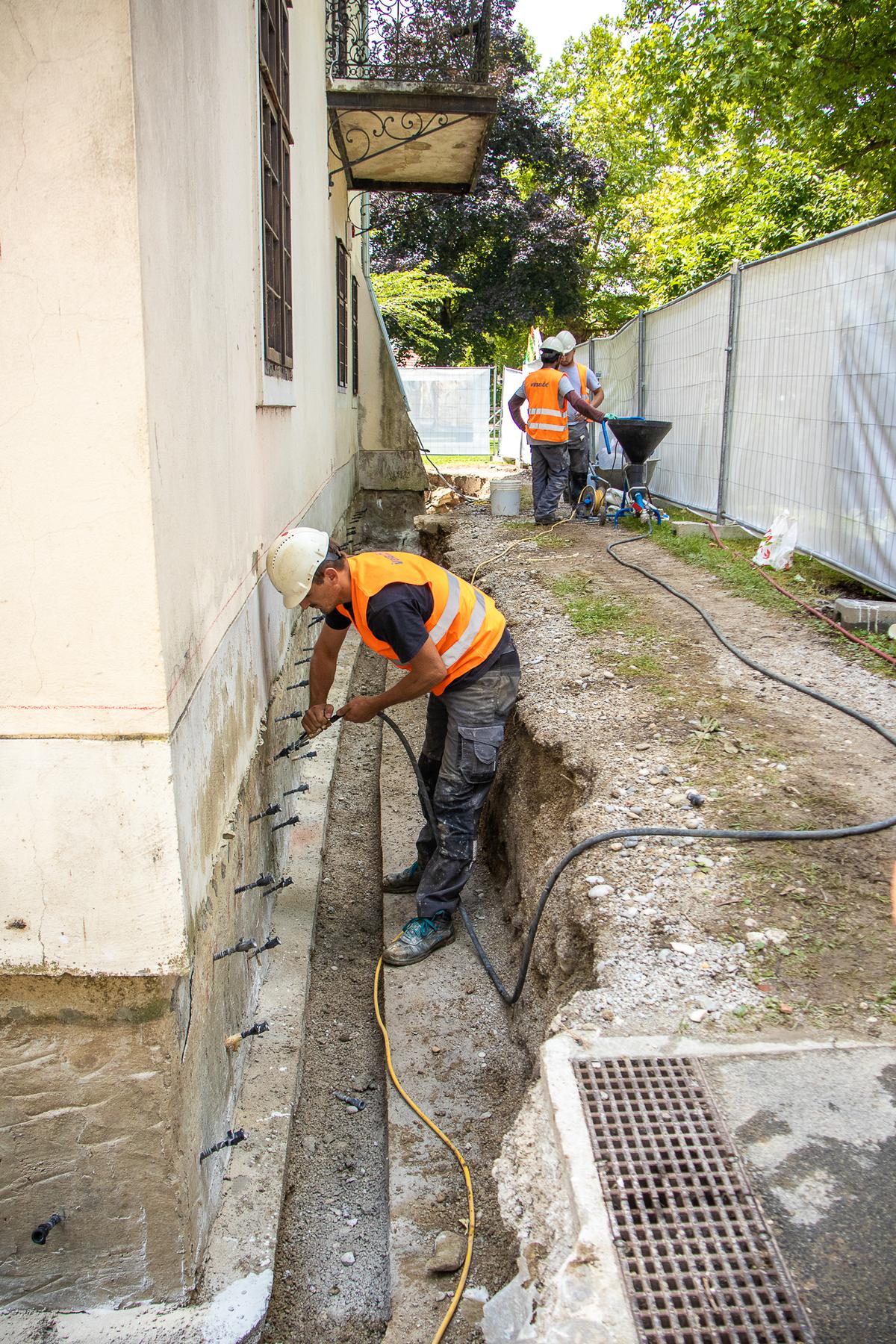 Samoborski muzej za energetsku obnovu Dvorca Livadić osigurao je bespovratna sredstva u iznosu od oko 800.000 eura putem natječaja "Energetska obnova zgrada sa statusom kulturnog dobra", dok je Grad osigurao preostali iznos od oko 65.000