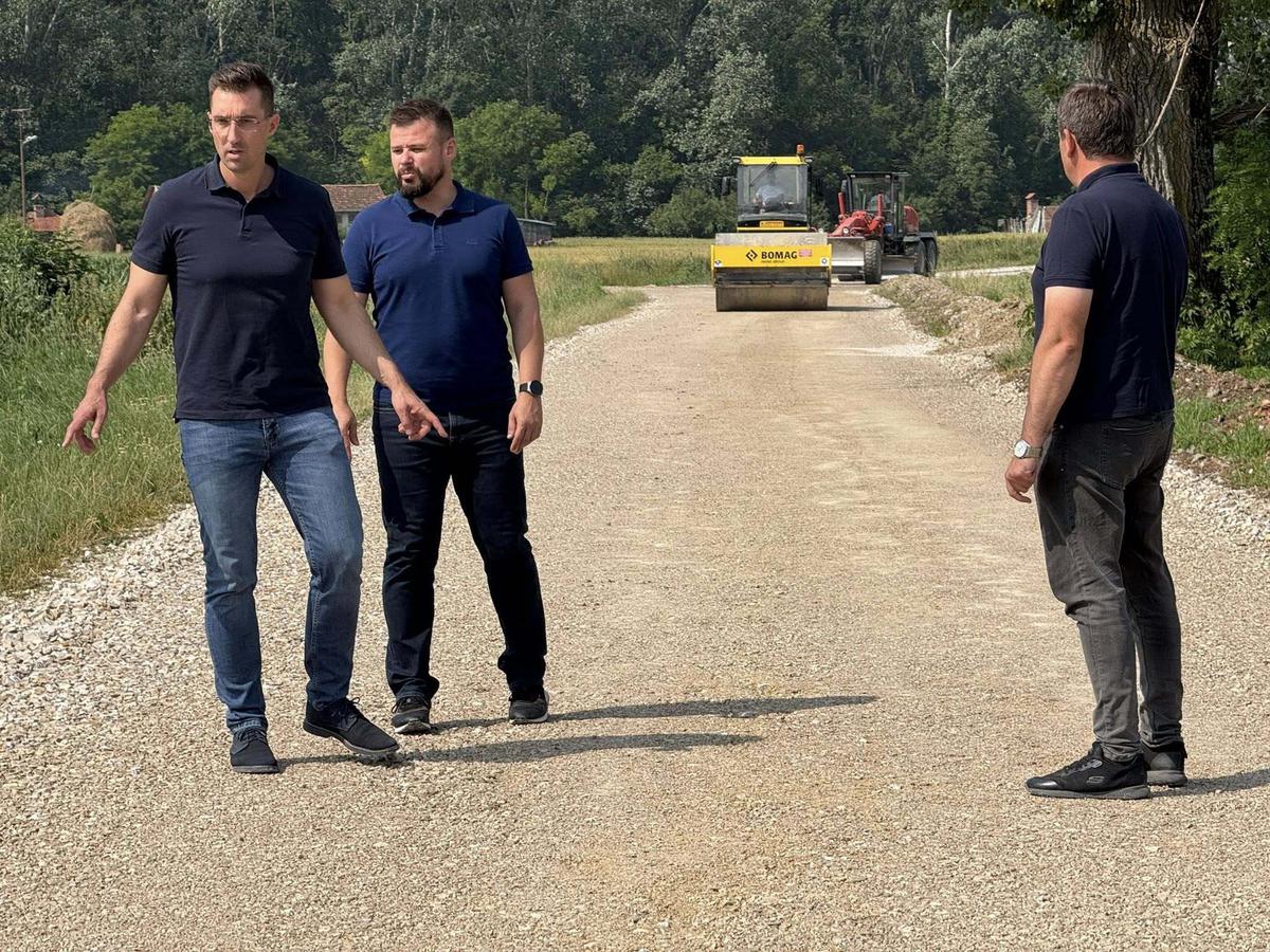 storyeditor/2025-06-13/Promet_2__1_.jpg Gradonačelnik Vinkovaca Josip Romić obišao je radove na gradnji jednog od kružnih tokova