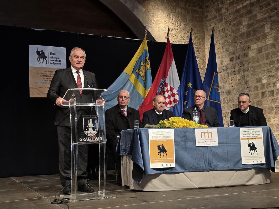 Na zgradi hvarskog kazališta spomen-ploča za 1100. obljetnicu Hrvatskog Kraljevstva