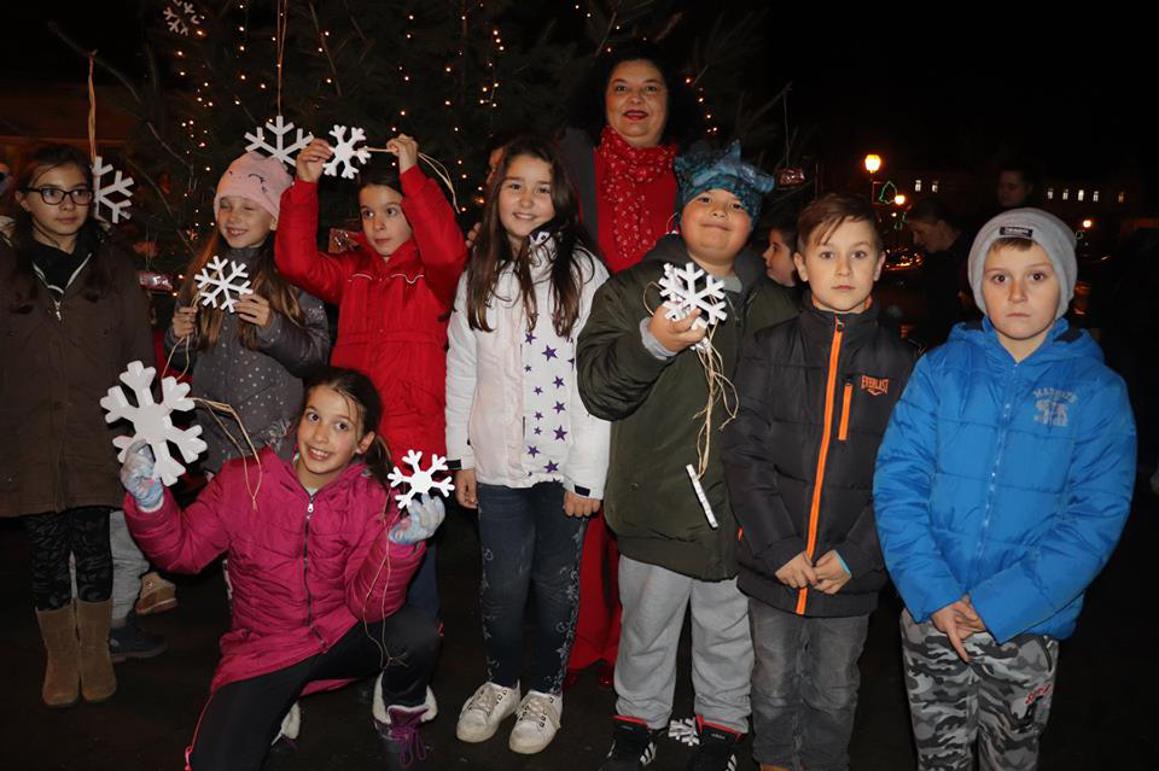 Lipički mališani uz božićne pjesme okitili gradsku jelku