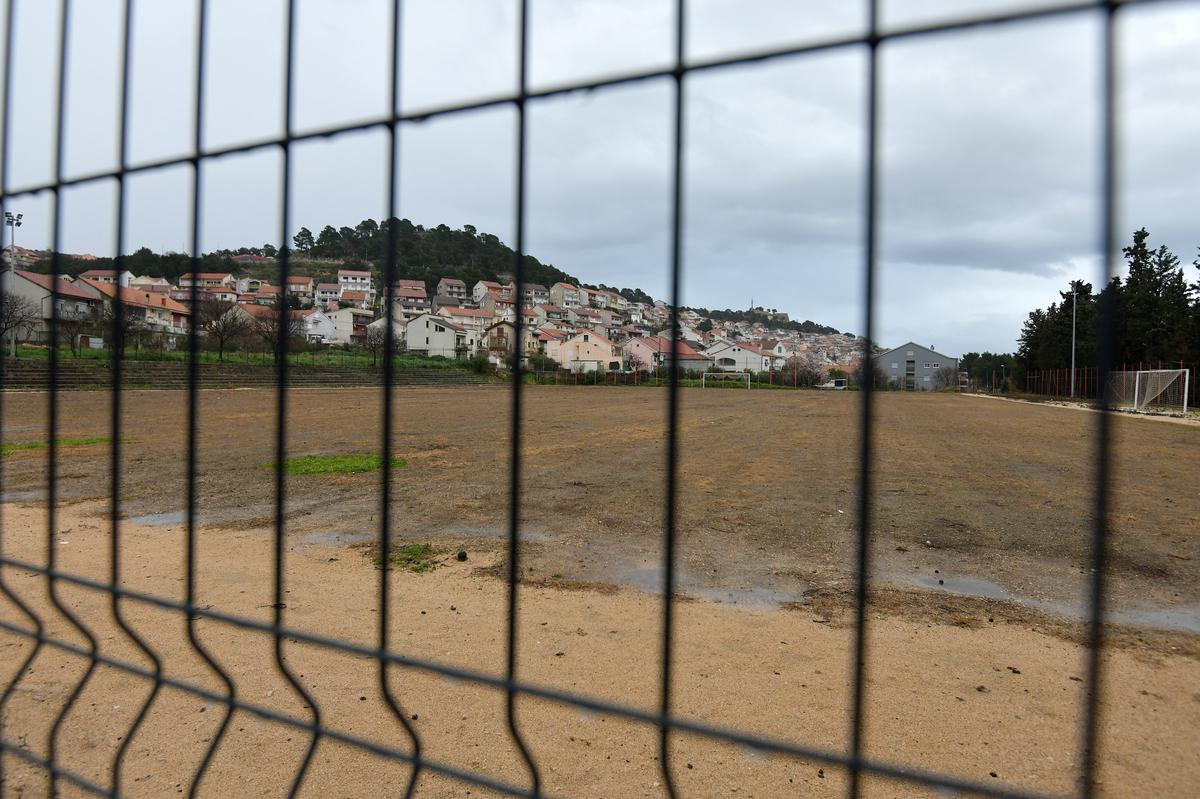 Za revitalizaciju nogometnog terena potpisan je ugovor s tvrtkom Jadro iz Solina, vrijedan nešto više od 45 tisuća eura