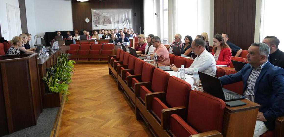 Dugoročnim zaduživanjem osiguran novac za škole, sport i javni prijevoz
