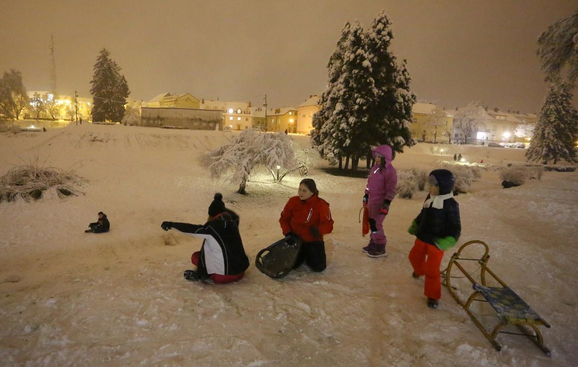 Snježne radosti u Karlovcu: Građani iskoristili priliku i uživali u zimskom ugođaju