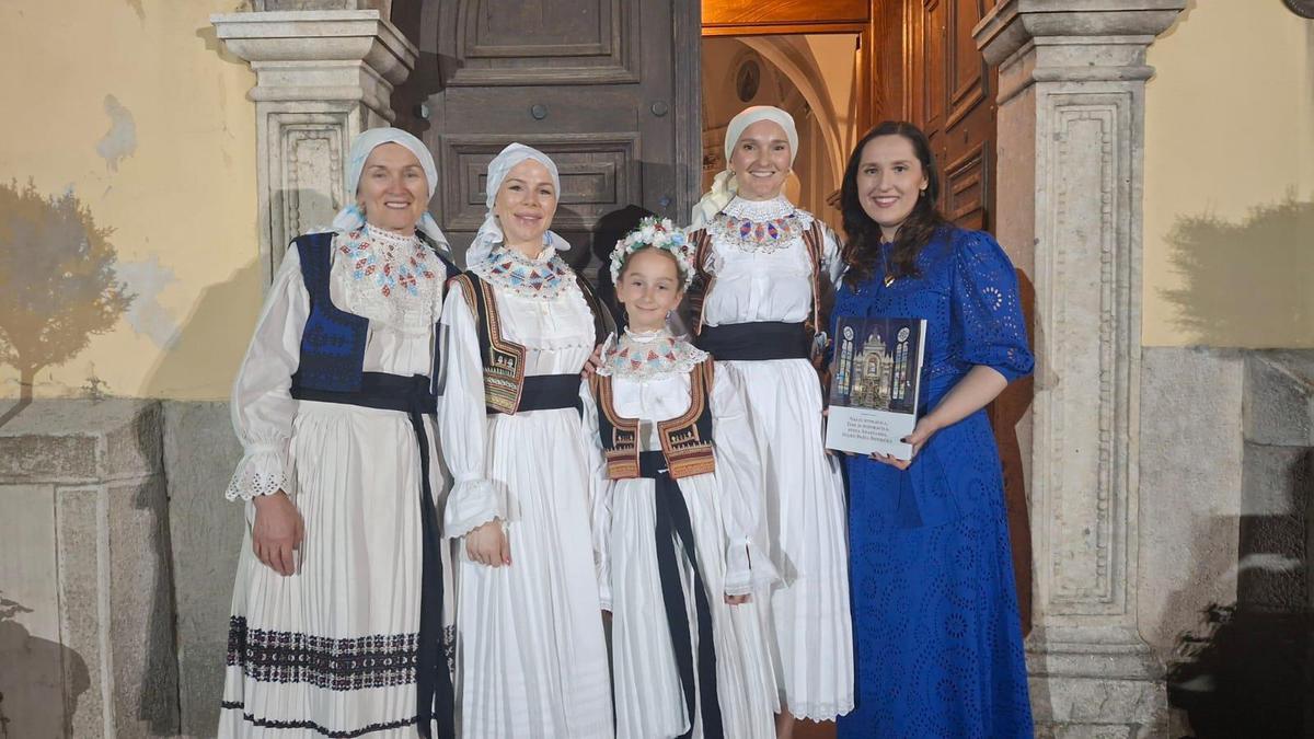 U NARODNOJ NOŠNJI Više od tisuću Samoboraca svih generacija hodalo je gradom i tako obilježilo tradiciju koja se održava stoljećima