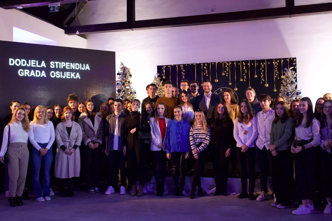 Grad Osijek uručio 52 studentske i 32 učeničke stipendije