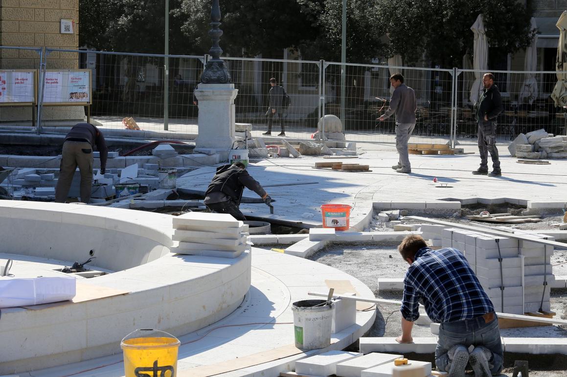 U tijeku su radovi na uređenju prostora oko fontane rada kipara Dušana Džamonje