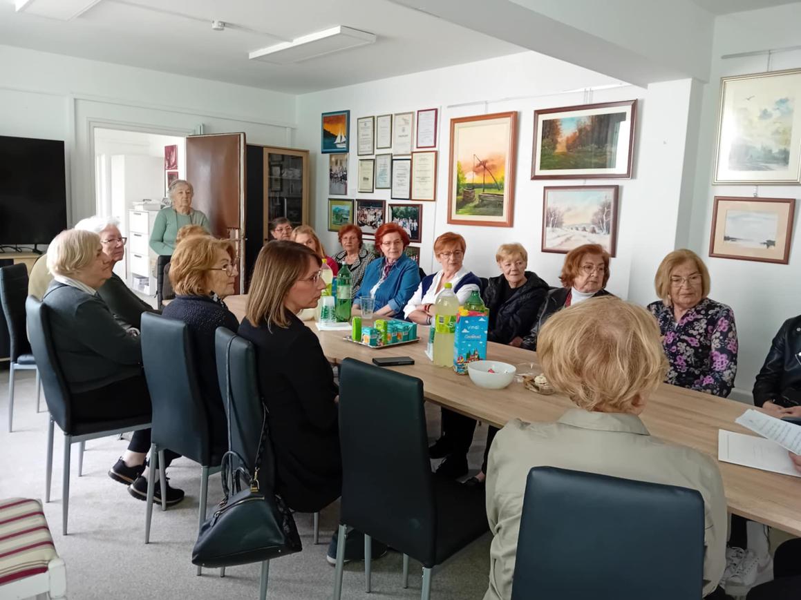 Projekt za pomoć njegovateljima starijih osoba