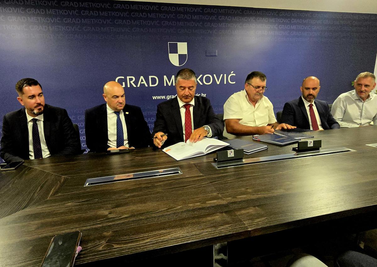 Projekt koji naši sugrađani čekaju godinama otvara i dodatne mogućnosti za razvoj kraja, poručio je župan Blaz Pezo. Posao je povjeren tvrtki Patrlji, a ugovor je potpisao ravnatelj ŽUC-a Ivo Kaštelan