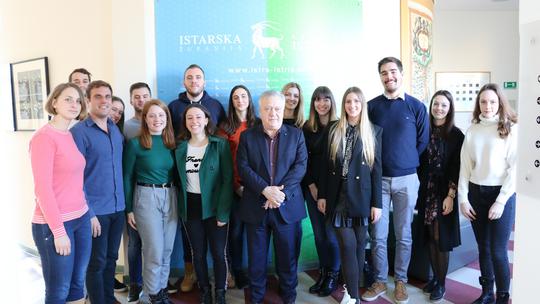 Ugovore sa stipendistima prošlog je tjedna u sjedištu Istarske županije u Puli potpisao zamjenik župana koji obnaša dužnost župana Fabrizio Radin