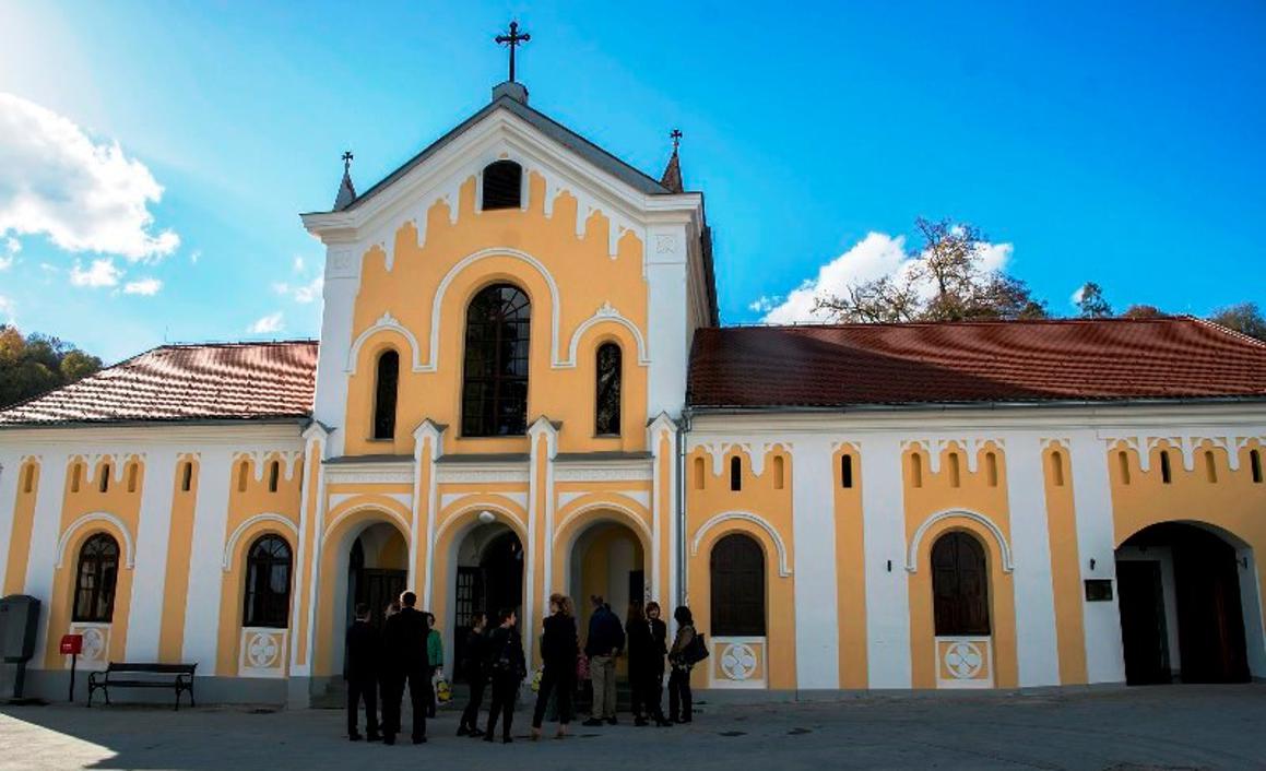 Obnovljena kapelica na groblju Dubovac