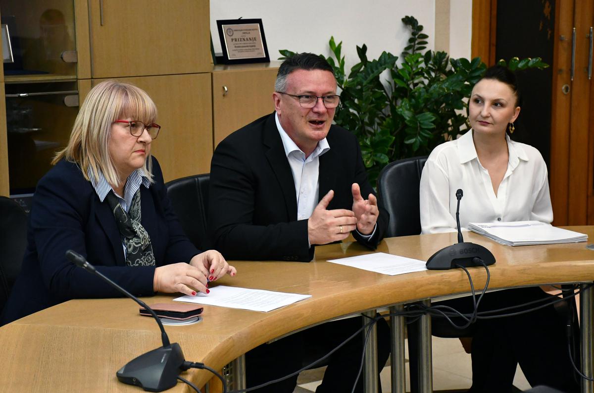 Cilj je mjere, rekao je brodsko-posavski župan Danijel Marušić, pomoći korisnicima u podmirivanju životnih troškova