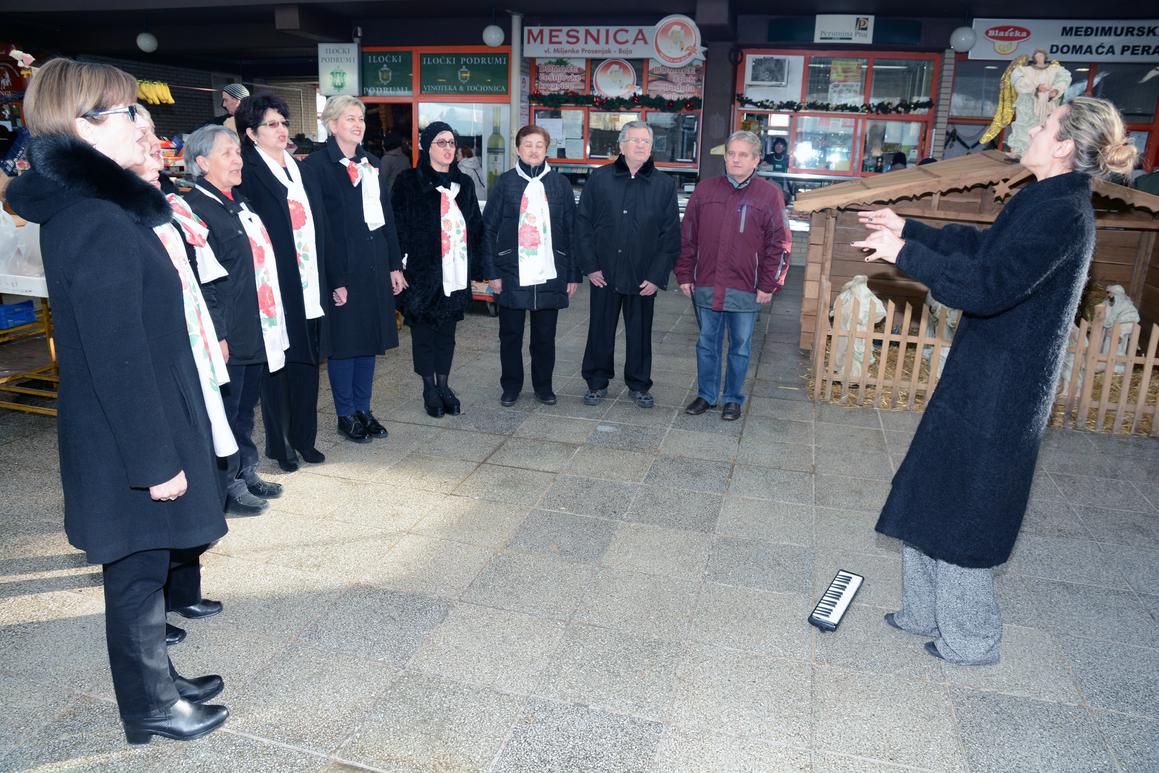 Članovi Folklornog ansambla na tržnici pjevali tradicionalne božićne pjesme