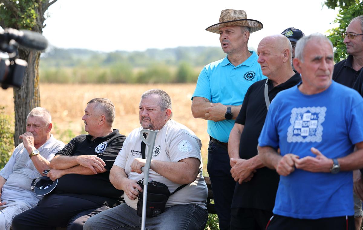 Skupu su nazočili bivši logoraši, članovi njihovih obitelji i prijatelji, predstavnici lokalne, regionalne i državne vlasti te udruga, koji su u znak sjećanja na taj događaj, a osobito na sve žrtve srpskih logora, položili vijence i zapalili svijeće ispred spomen-obilježja