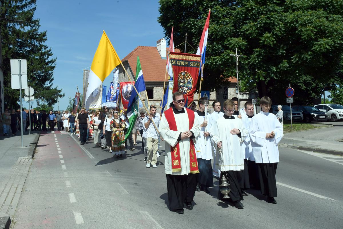 storyeditor/2025-06-08/sisak_a_slager_dan_grada_procesija_nikola_cutuk_pixsell.jpg Proslava Dana grada Siska i blagdana sv. Kvirina započela je procesijom ulicama grada od sisačke katedrale do bazilike sv. Kvirina