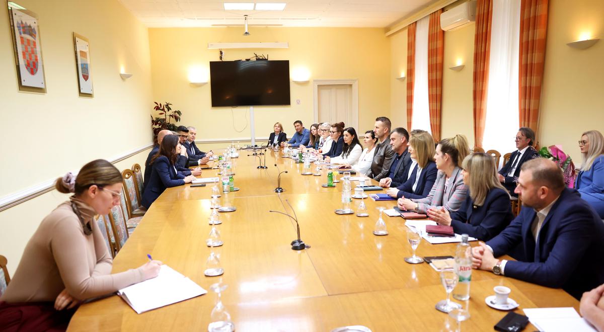 storyeditor/2025-06-01/primopredaja02.jpg ŽUPANICA Nataša Tramišak i službeno je preuzela dužnost i najavila da će nastaviti istim smjerom kao i do sada odnosno da će velikim ulaganjima u važne strateške projekte raditi na razvoju Županije