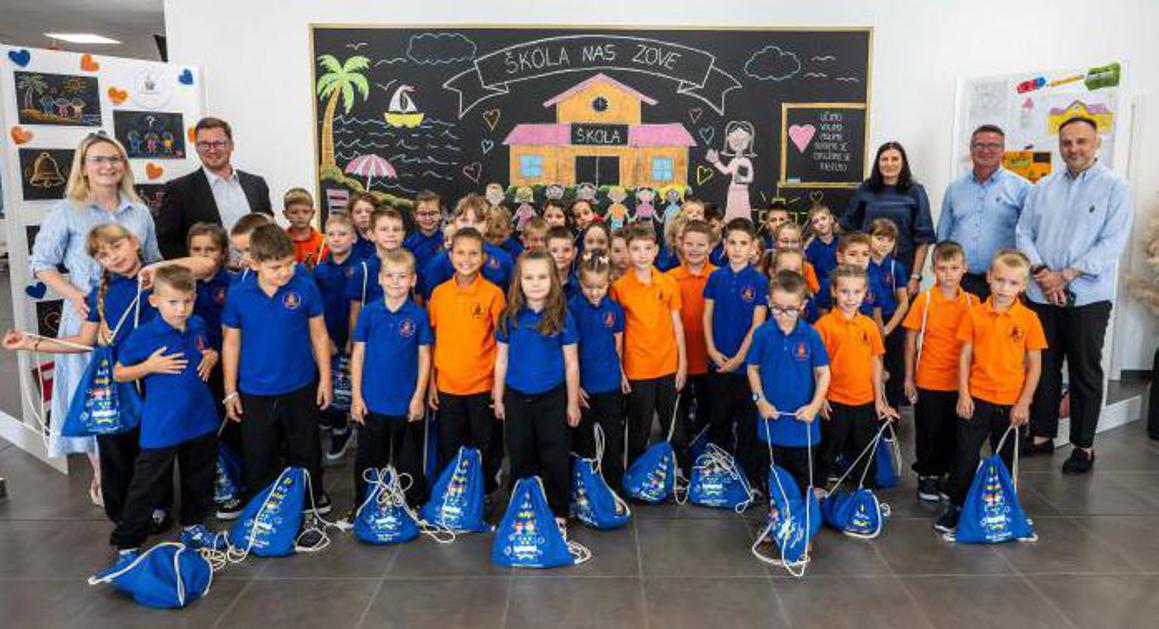 Pridonijeli su nabavi opreme za učionice, Klik i pokret je donio 24 laptopa