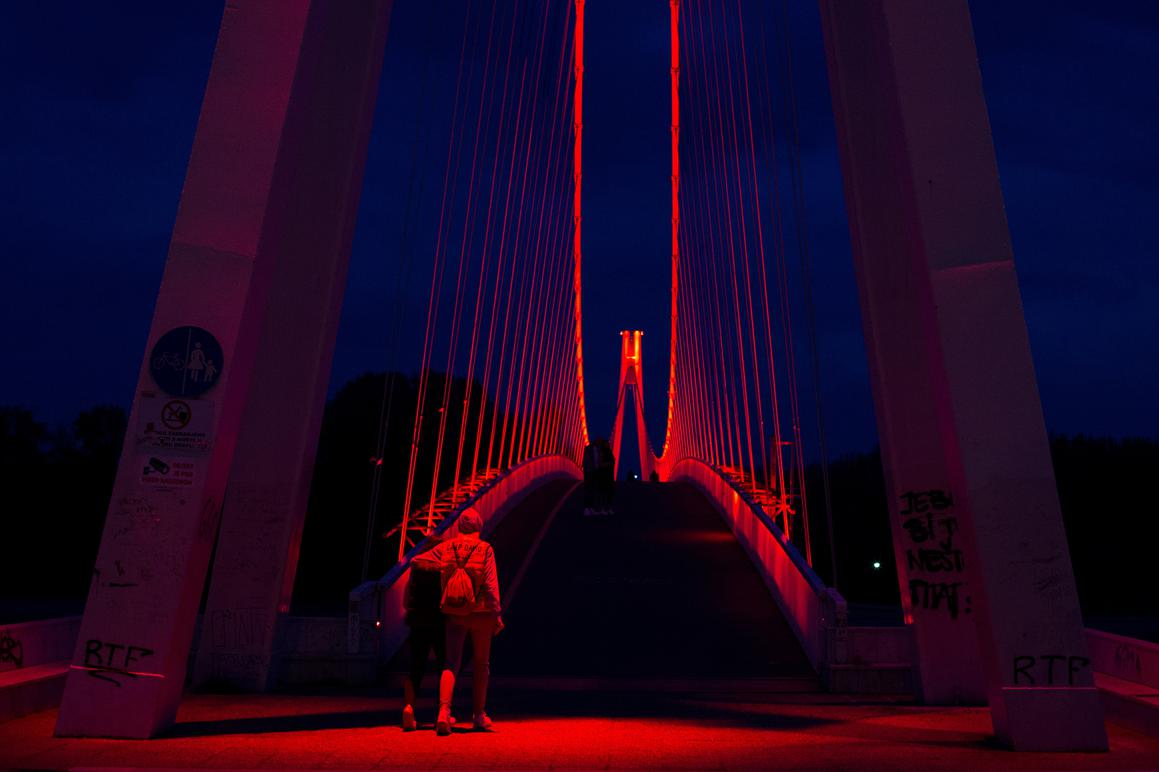 Riječke dizalice i osiječki most osvanuli u crvenoj boji