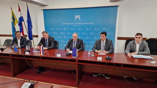 PREDSTAVLJAJUĆI projekt, župan Boban naglasio je da prijava na ovaj projekt ne isključuje prijave ni dobitnike na bilo koji drugi javni poziv u sklopu Splitsko-dalmatinske županije
