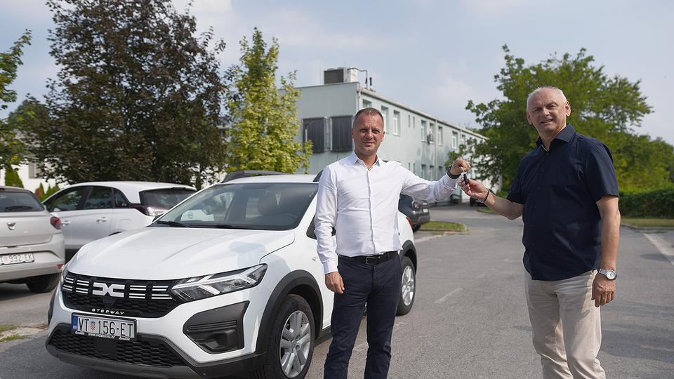 Župan Igor Andrović predao je ravnatelju županijskog Zavoda za javno zdravstvo "Sveti Rok" dr. Miroslavu Venusu ključeve automobila kupljenog za potrebe rada službe za školsku medicinu