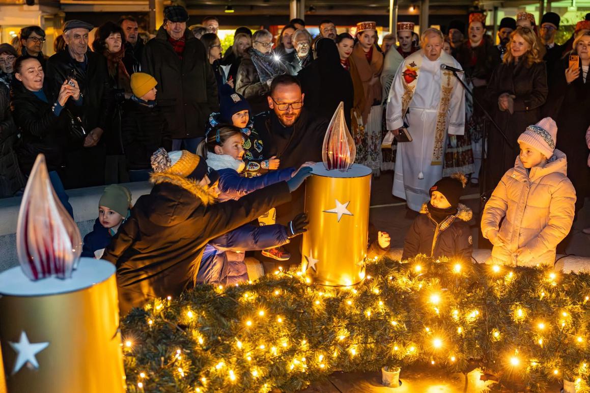 Krenula božićna čarolija: otvoren Advent i upaljena prva svijeća
