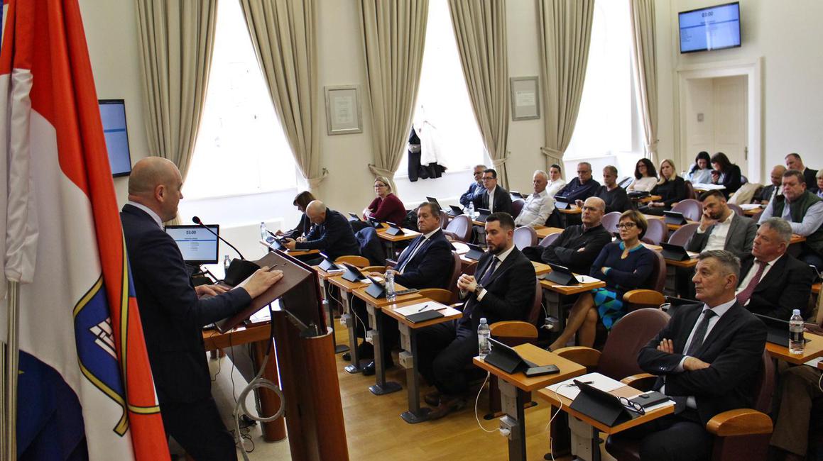 Pezo: Nikada se nije više ulagalo, na listi su luke, bolnica, dom za starije...