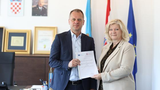 Državna tajnica u Ministarstvu prostornog uređenja, graditeljstva i državne imovine Sanja Bošnjak uručila je županu Igoru Androviću ugovor za projekt energetske obnove Tehničke škole u Virovitici