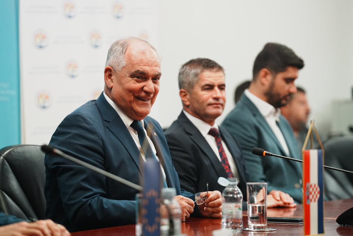 storyeditor/2025-10-23/PXL_211025_140535640.jpg POMORSKO-PUTNIČKI terminal Resnik Divulje produljit će se za 53 metra, bit će širok 6 metara, a dobit će se tri nova veza duga po 40 metara. Infrastruktura će biti prilagođena osobama s invaliditetom i drugim ranjivim skupinama