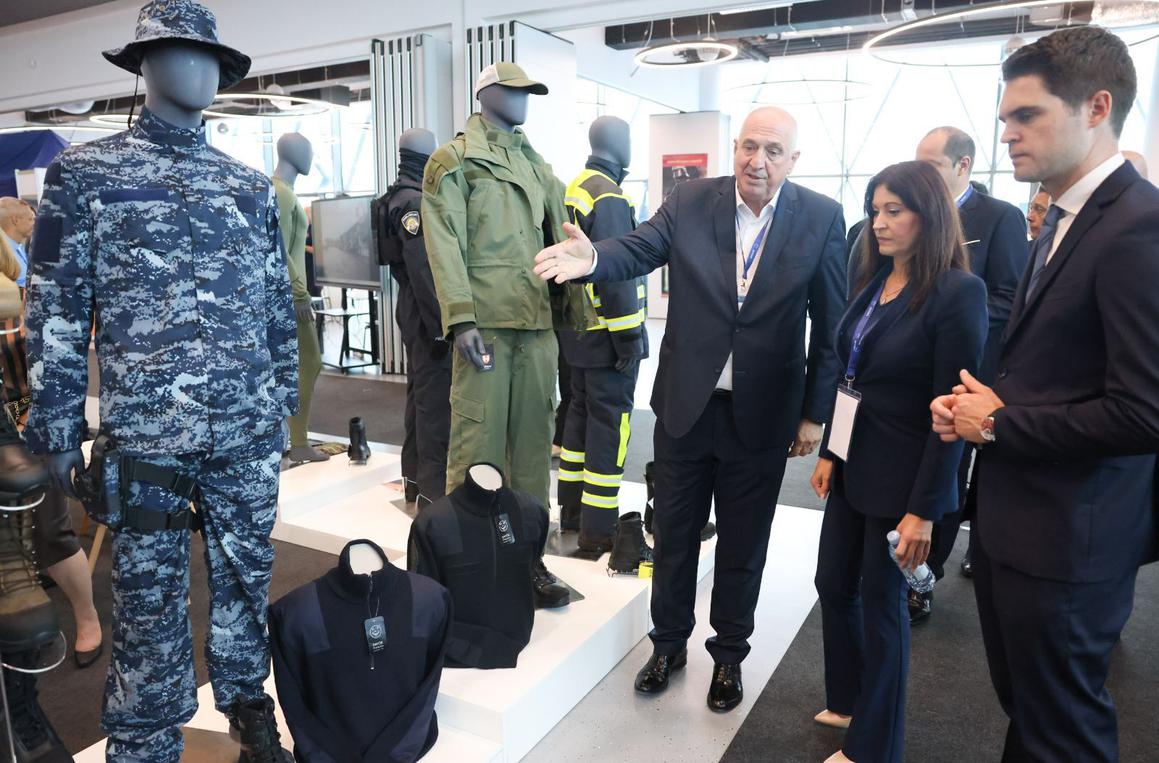 Prezentirali vojne puške, pištolje, višecijevni lanser raketa i ostalu opremu