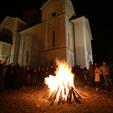 Tradicionalno paljenje badnjaka pred crkvom svetog Đorđa