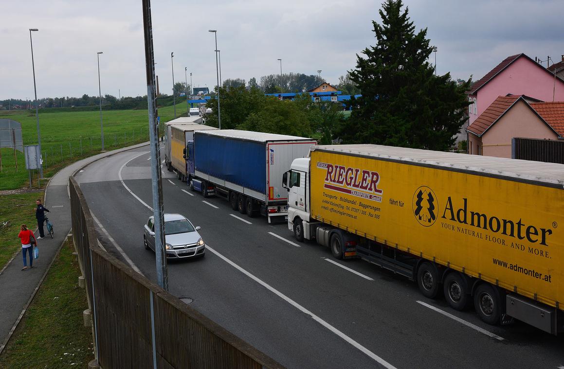 Prijevoznici prijete blokadom prometa zbog spornog pravilnika koji je potpisao ministar Butković
