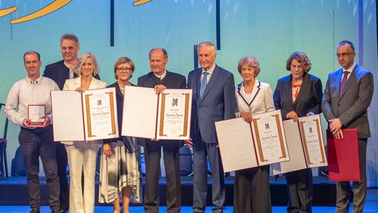 NA SVEČANOJ sjednici u Kazalištu Marina Držića uručene su nagrade za životno djelo, iznimna postignuća i za doprinos ugledu i promociji Županije