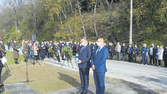 Na komemoraciji su sudjelovali župan Ivo Žinić i njegov zamjenik Roman Rosavec, ali ove je godine u Baćin stigao i Andrej Plenković, kao prvi premijer na komemoraciji u Baćinu