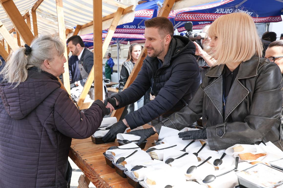 Podijeljeno 3000 porcija fiša, od 600 kg ribe pripremalo ga 15 kuhara