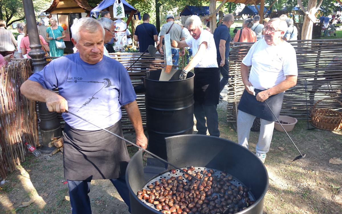 JOŠ JEDNA jesenska izvedba Podravskih motiva donosi i obilje dobre tradicijske glazbe i običaja, nastupe brojnih kulturno-umjetničkih društava, izložbu velikana naivne umjetnosti te zanimljive umjetničke i obrtničke radionice na otvorenome