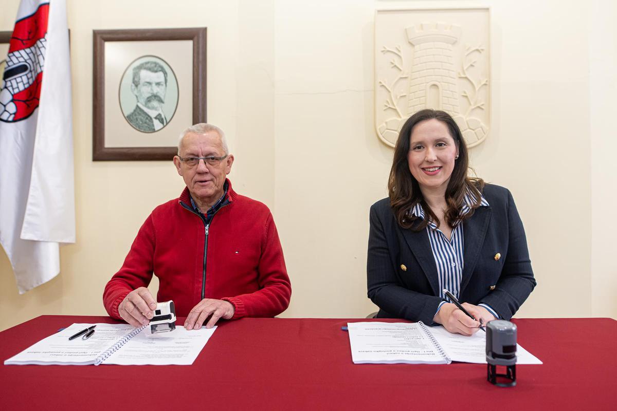 Vrijedne ugovore potpisali su gradonačelnica Petra Škrobot i Nenad Radojčić, direktor tvrtke Vatropromet, a prisustvovali su i predsjednik samoborske Vatrogasne zajednice Zdenko Jednar, Mladen Žitković, zapovjednik Vatrogasne zajednice i JVP Samobor...