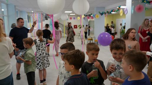 Osnovna škola Ivana Kukuljevića ima oko 250 učenika u 17 razrednih odjeljenja. Grad Sisak uložio je 6,5 milijuna eura u obnovu ove škole