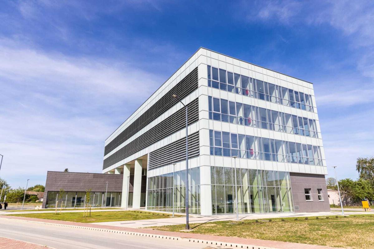 U OSJEČKOM IT parku vrijednom 9,6 milijuna eura otvorena je zgrada IT poslovnog centra u kojem će raditi oko 200 ljudi iz IT sektora koji je jedan od najbrže rastućih u cijelim svijetu. Prvi se stanari očekuju u lipnju