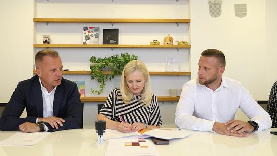 Ravnateljica zavoda Lahorka Weiss potpisala je s izvođačem radova ugovor vrijedan 4,66 milijuna eura