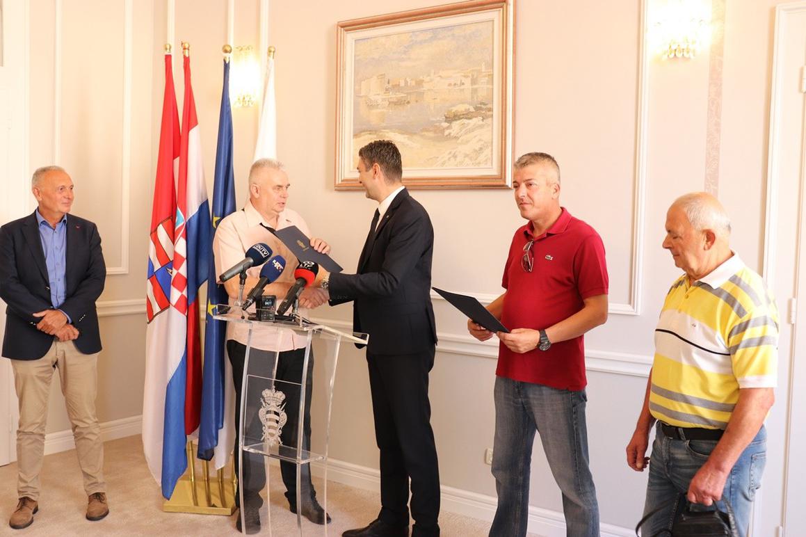 Trojici hrvatskih ratnih vojnih invalida gradonačelnik Franković uručio ugovore o kupoprodaji stanova
