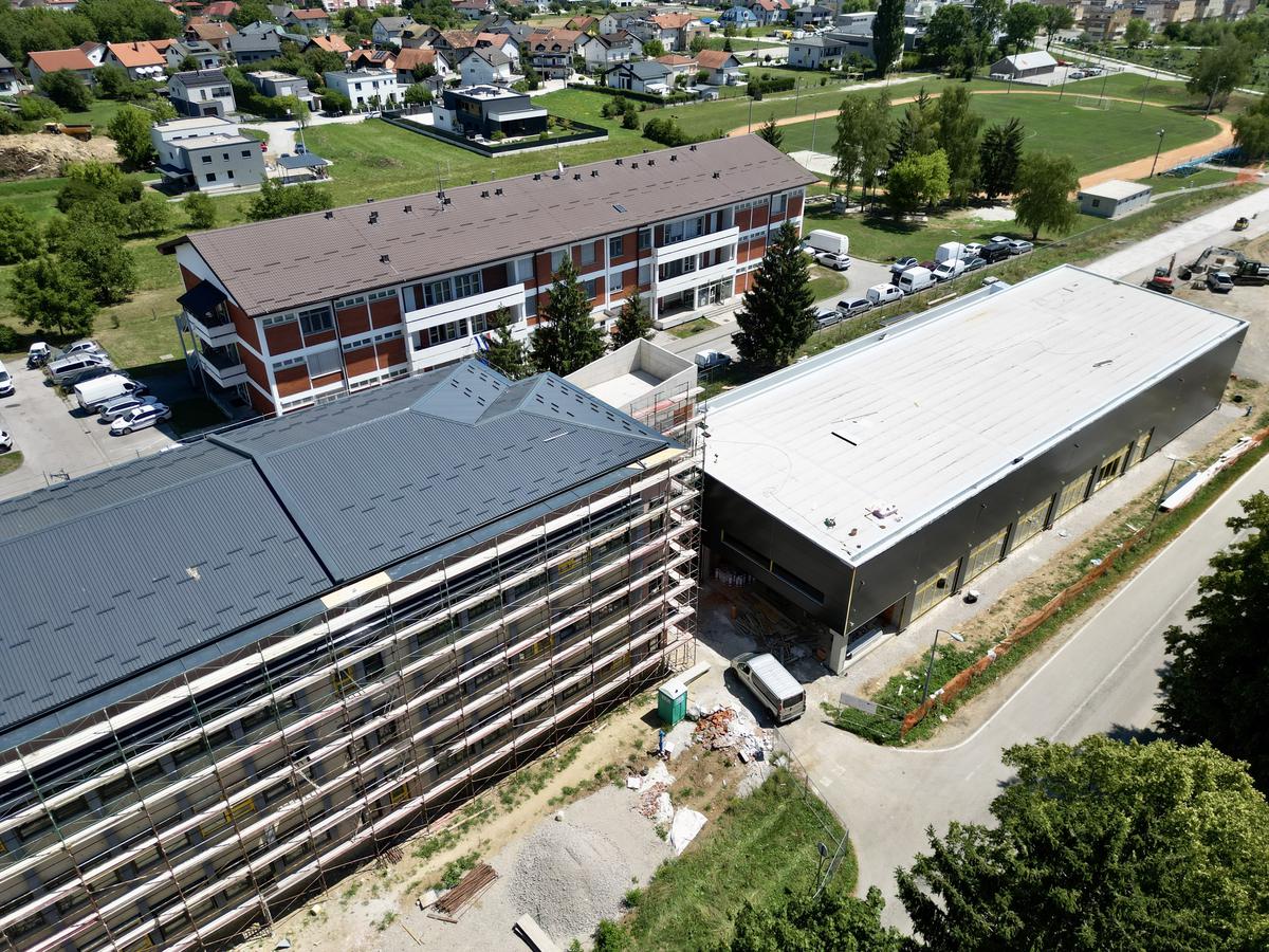 storyeditor/2025-07-25/DJI_0037.jpeg NOVA ŠKOLA poslije završetka radova moći će primiti, u 20 razrednih odjeljenja, više od 400 učenika. Ukupna vrijednost radova iznosi 12,3 milijuna eura, od čega je čak 9,8 milijuna ostvareno iz EU fondova, a ostatak se pokriva iz proračuna